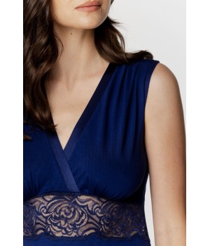 Perfil del camisón largo azul de corte ajustado